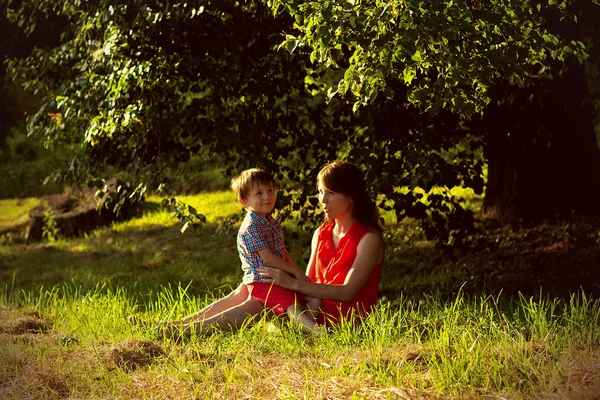 Petit garçon avec sa mère — Photo