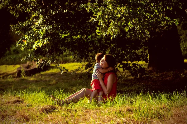 Menino com a mãe — Fotografia de Stock