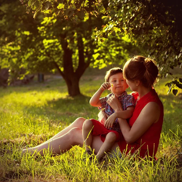 Petit garçon avec sa mère — Photo