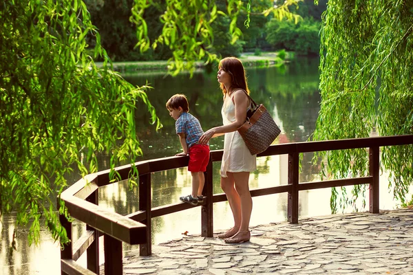 Petit garçon avec sa mère — Photo