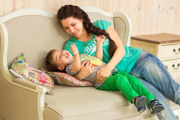 Kleine jongen met zijn moeder — Stockfoto