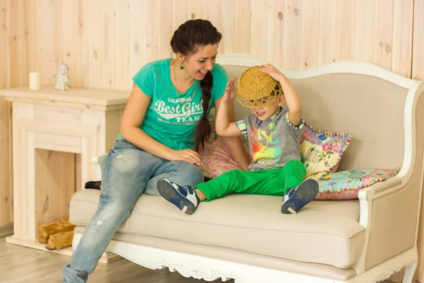 Menino com a mãe — Fotografia de Stock