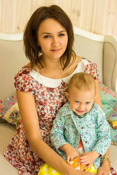 Mutter mit ihrer kleinen Tochter lizenzfreie Stockfotos