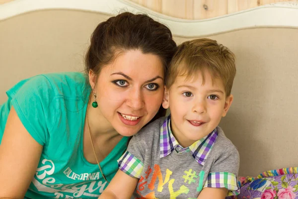 Pequeño niño con su madre Fotos De Stock