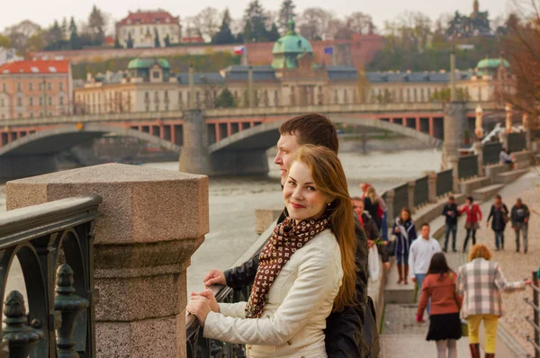A young couple observing a city — Stock Photo, Image