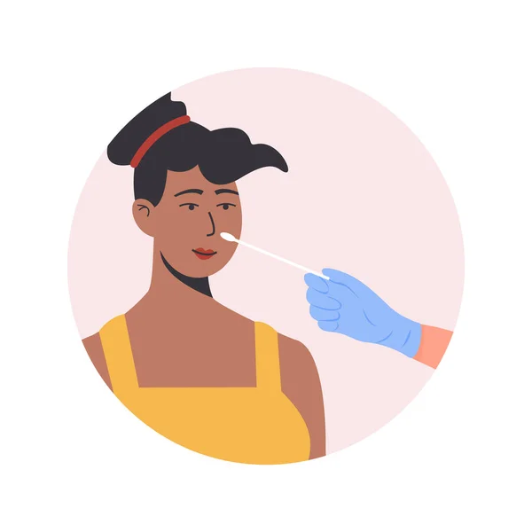 Un médecin ou une infirmière en gants de latex prélève un échantillon de laboratoire d'écouvillonnage nasal chez une patiente. Test PCR Covid-19. Femme africaine à la peau foncée faisant des tests de Coronavirus. Illustration vectorielle en style plat. — Image vectorielle