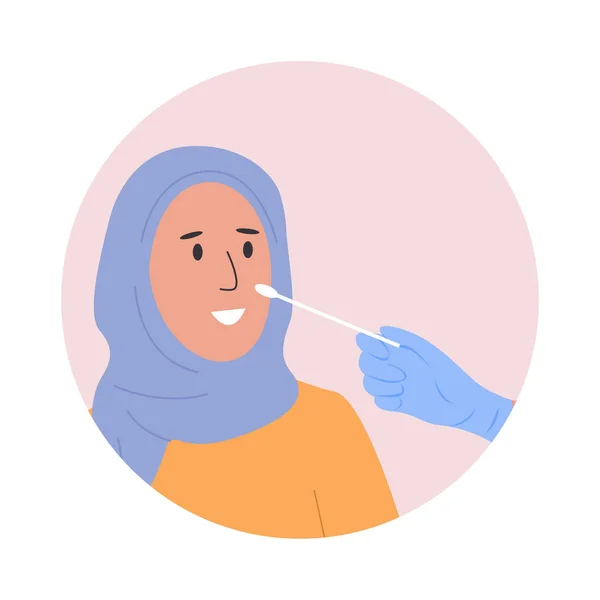 Un médecin ou une infirmière en gants de latex prélève un échantillon de laboratoire d'écouvillonnage nasal chez une patiente. Test PCR Covid-19. Femme musulmane dans le hijab faisant des tests de Coronavirus. Illustration vectorielle en style plat. — Image vectorielle