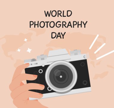 Dünya fotoğraf günü tebrik kartı. Eski moda dijital kamerayla el ele tutuşan kare afiş. Dünya haritalı bir arka plan. Çizgi film tarzında vektör illüstrasyonu.