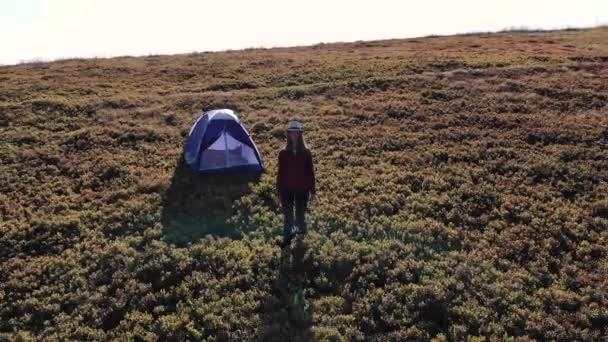 空中无人驾驶飞机飞越活跃的无忧无虑的女人在夏山顶上的帐篷 — 图库视频影像