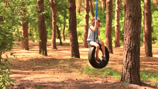 Obekymmerslös Flicka Som Svänger Hjulet Svinga Skogen Solen Flicka Njuter — Stockvideo