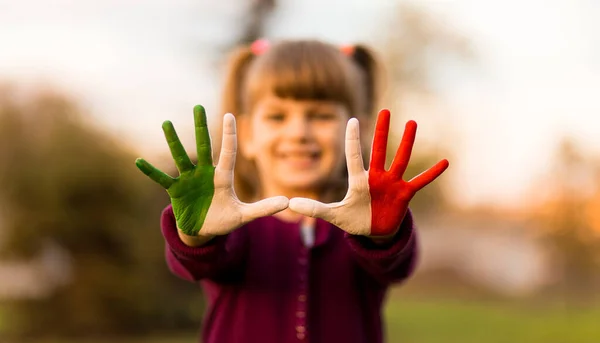 Раскрашенные Руки Ребенка Цвета Итальянского Флага Креативный — стоковое фото