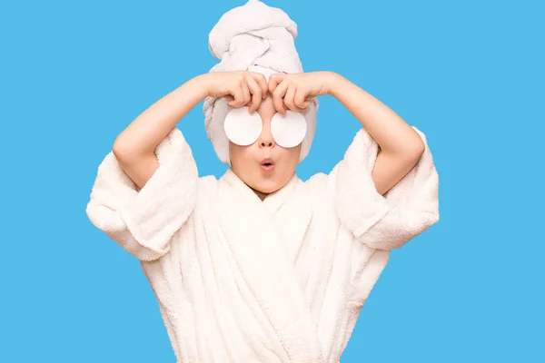 Piękna Dziewczynka Zaskoczoną Twarzą Ręcznikiem Głowie Trzymać Bawełniany Pad Dysk — Zdjęcie stockowe