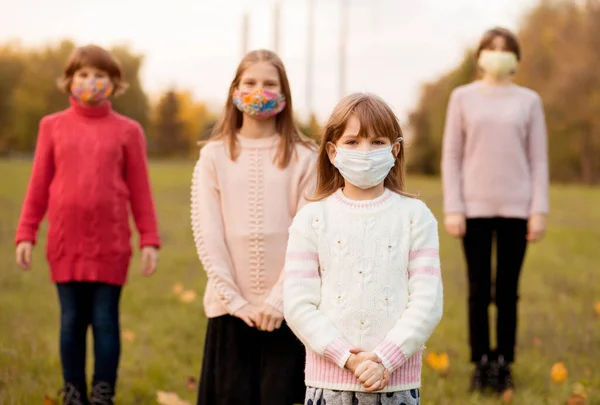 Multidão Crianças Andando Máscaras Médicas Protetoras Rua Durante Epidemia Coronavírus — Fotografia de Stock