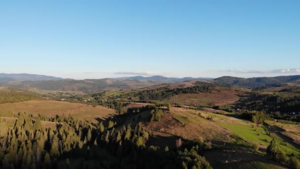 Veduta aerea della foresta e delle montagne, punto drone. Ispirante stagione autunnale paesaggio sfondo. — Video Stock