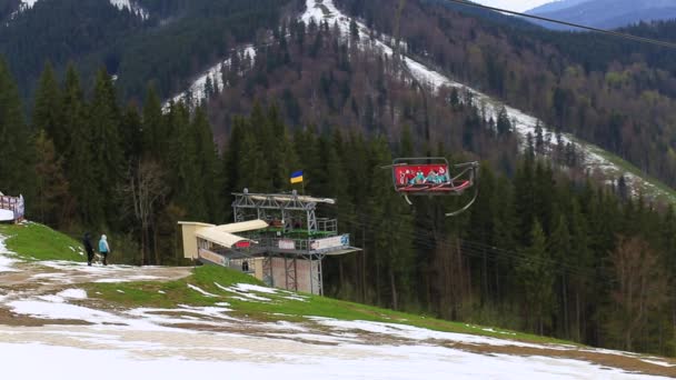 Bukovel, Ukrajina - 8. května 2019: Lanovky přijíždějí na měnící se nástupiště a krásné hory — Stock video