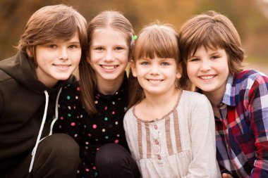 Bir grup mutlu kızın portresi, birlikte arkadaşlar.