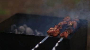 Domuz eti ızgarada pişirilir ve dışarıda kömür yakılır.