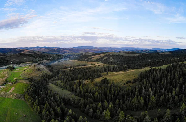 Drohnenpanorama der Frühlingslandschaft mit immergrünen Wäldern und Bergen mit dramatischem Himmel — Stockfoto