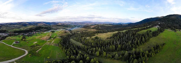 Воздушный панорамный баннер пейзаж с горами, зеленым лесом и лугом — стоковое фото