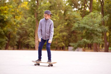 Kaykaycı kız dışarıda kaykay yapıyor..