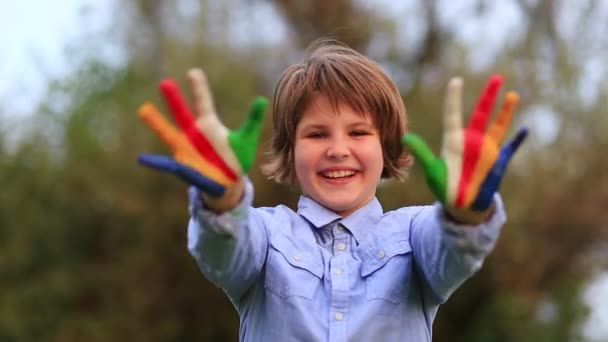 El chico juega a pintar manos. Alegre niña mostrar gesto hola con las manos pintadas en colores de la bandera de Seychelles. — Vídeo de stock
