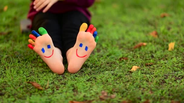 Пофарбована нога. Дитина проводить час у весняному парку на вулиці. Посмішка на ногах. — стокове відео