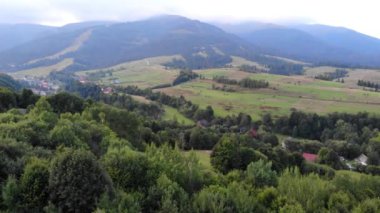 Dağ vadisinin yeşil çayırlarında kara fırtına bulutlarıyla uçan hava aracı.. 