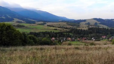 Dağ vadisinin yeşil çayırlarında kara fırtına bulutlarıyla uçan hava aracı.. 