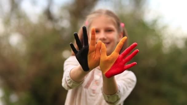 Glad porträtt av barn flicka med händer målade i Belgien flagga färger. Kid spela måla händer — Stockvideo