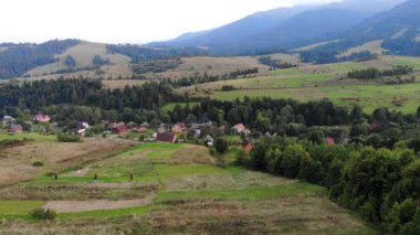 Dağ vadisinin yeşil çayırlarında kara fırtına bulutlarıyla uçan hava aracı.. 