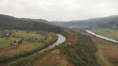 Dağ ormanlarında çam ağaçları olan bir dağ ormanı nehrinde kristal berrak su manzarası. Dağ çayırının üzerinden uçmak. 