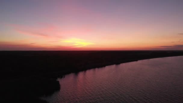 Drone vista aerea del paesaggio marino scuro con drammatico cielo dolly lato panning su paradiso spiaggia tramonto — Video Stock