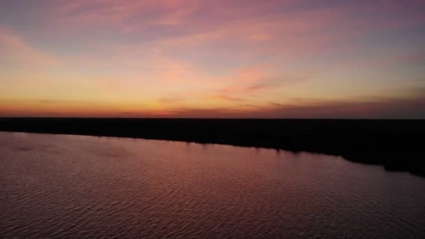 Drone antenn utsikt docka sida panorering över paradiset strand soluppgång — Stockvideo