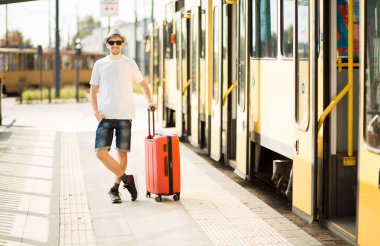 Tren istasyonunda bekleyen heyecanlı turist taksisi. Yolcu seyahati hafta sonu. Hava uçuş konsepti