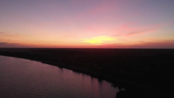 Vista aérea do drone da paisagem marinha escura com o lado dramático da boneca do céu que panning sobre o por do sol da praia do paraíso — Vídeo de Stock