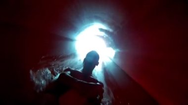 Su parkında su kaydırağında komik bir gezinti. Su parkında kayıyor. Tatil köyünde neşeli bir erkek. Tatilde eğlenen adam. 