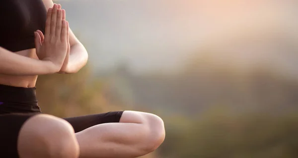 Yoga, nefes alma, meditasyon, nilüfer pozisyonu ve egzersiz yapan seçici yoga odaklı genç bir kadınla yakınlaş. Refah, sağlık konsepti