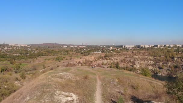 Veduta aerea drone di snella giovane madre fare esercizi di yoga con figlia bambino in alta collina sul lago al mattino, lontano dal trambusto della città, dare il buon esempio e instillare nelle sue abitudini sane — Video Stock