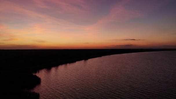 Drón légi kilátás sötét tengerpart drámai ég dolly oldalán panning felett paradicsom strand naplemente — Stock videók