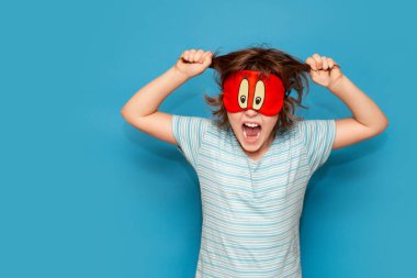 Şımarık maske takmış, mavi arka planda kapalı gözlerle saçlarını yolan küçük bir kız. Stresli çocuk. Çığlık atan, deli ve yaramaz. Kızgın çocuk uyumak istiyor. Gerçek insani duygular, tepki