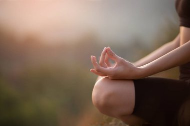 Yoga, nefes alma, meditasyon, nilüfer pozisyonu ve egzersiz yapan seçici yoga odaklı genç bir kadınla yakınlaş. Refah, sağlık konsepti