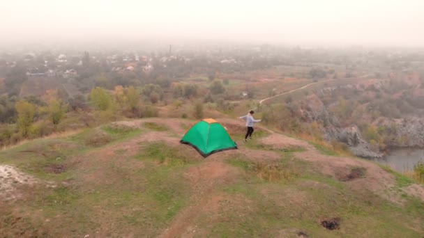 Aerial drone vista divertente figlia bambino e genitori corrono vicino tenda raggiungere giocare touch game all'aperto. Madre e padre inseguendo bambino divertirsi godere di attività ricreative ridere trascorrere del tempo insieme in — Video Stock