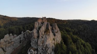 Ünlü Tustan kalesinin kayalarının yanında uçan hava aracı görüntüleri. Ulusal parktaki Ukrayna ortaçağ uçurum kenarı anıtı. Tustan 'ın kaya kompleksi Karpatlar' ın dağlarında popüler bir turistik beldedir.. 
