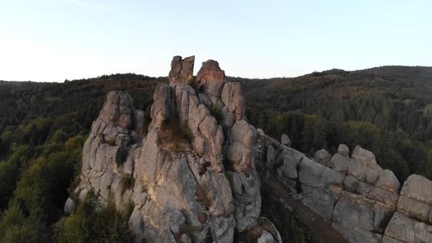 Drohnenaufnahmen aus der Luft, die in der Nähe von Felsen der berühmten Tustan-Festung fliegen. Ukrainisches mittelalterliches Felsendenkmal im Nationalpark. Felsenkomplex von Tustan ist beliebtes touristisches Wahrzeichen in den Karpaten. — Stockvideo