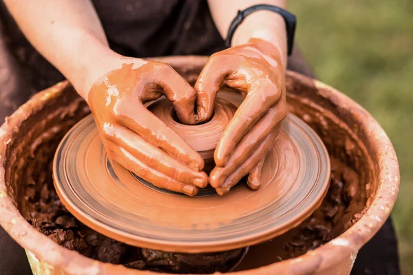 Potter trabajar con arcilla. Manos del hombre en forma de corazón en arcilla sobre jarrón de molde de rueda de cerámica. Fotos De Stock Sin Royalties Gratis