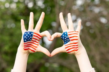 Amerikan bayrağı rengine boyanmış kalp şeklinde çocuk elleri. Vatansever bayram. Bağımsızlık Günü, Bayrak Günü, 4 Temmuz, 14 Haziran. 