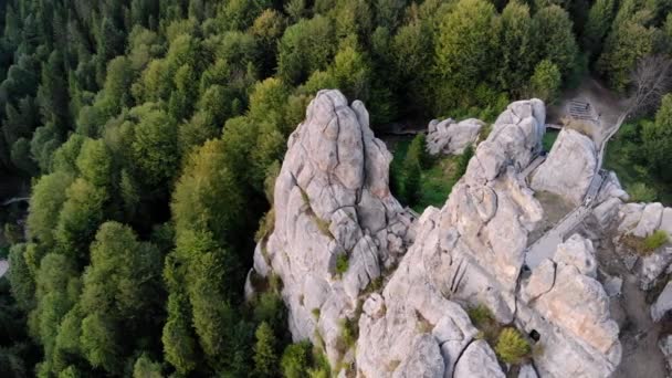 Imágenes aéreas de aviones no tripulados volando cerca de rocas de la famosa fortaleza de Tustan. Monumento al acantilado medieval ucraniano en el parque nacional. Complejo rocoso de Tustán es un popular punto de referencia turístico en las montañas de los Cárpatos. — Vídeo de stock