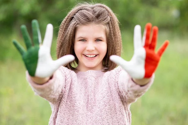 Bandera de México pintada en manos de adolescente, enfoque en la cara sonrisa. Día de la Independencia Mexicana. 5 de febrero Día de la Conferencia. 24 de febrero Día Nacional de la Bandera —  Fotos de Stock