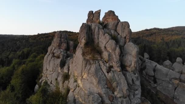 Imágenes aéreas de aviones no tripulados volando cerca de rocas de la famosa fortaleza de Tustan. Monumento al acantilado medieval ucraniano en el parque nacional. Complejo rocoso de Tustán es un popular punto de referencia turístico en las montañas de los Cárpatos. — Vídeos de Stock
