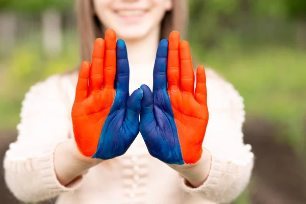 Mains de gamine peintes en Mongolie drapeau couleur montrer arrêt geste. Concentre-toi sur les mains. 10 juillet Jour du drapeau national. Jour de l'indépendance de la Mongolie 29 décembre — Photo